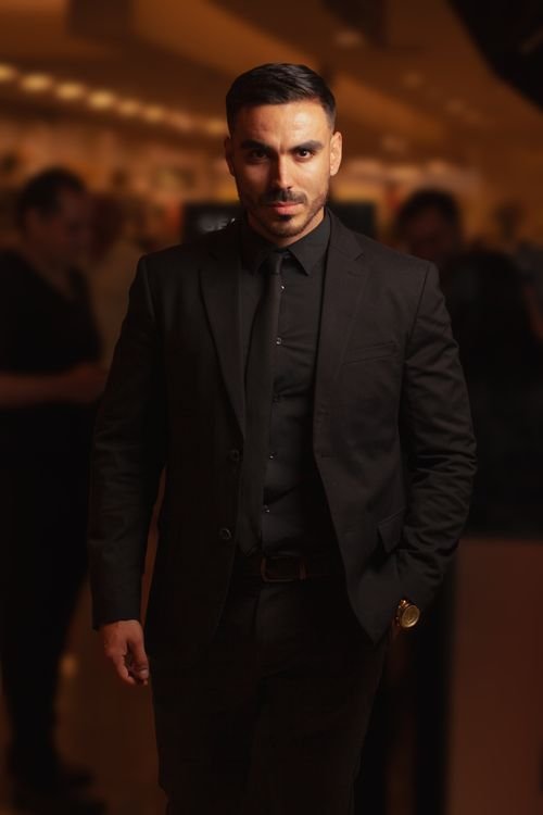 Ator em traje social durante evento de cinema